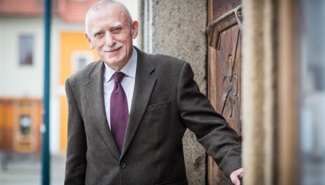 Jan Zahradník založil v roce 1992 soukromé Česko-anglické gymnázium v Českých Budějovicích. Potom byl osm let jihočeským hejtmanem, dnes působí ve Sněmovně a učí na Jihočeské univerzitě. | foto: Marek Podhora, MAFRA